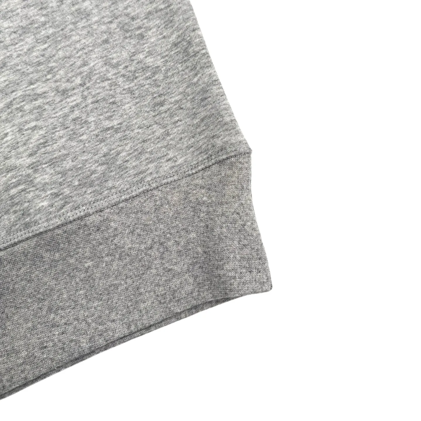 🅿️320 [Exclusive supply] Ralph Lauren pony embroidered round neck sweatshirt (grey). The original version was purchased and developed for 1,690. The fabric is made of customized cloud-like honey cotton fleece sweatshirt material. It feels delicate and comfortable against the skin. It is based on matte gray and comes with a soft light filter. The exquisite indigo pony logo is embellished. It is highly recognizable. It has an atmosphere of freedom and vitality. A symphony of pure and smart colors. Outline high-end silhouettes with extreme simplicity and become the focus of vision. Demonstrate taste in silence, using imported machine embroidery technology. Use advanced computer control systems and precision mechanical components to achieve iconic pony embroidery operations. High precision. The lines are smooth and delicate, using the Hasuo process. Sewing with specific machines. Hasuo has high fastness and adds visual effects. It is time-consuming and labor-intensive, and the fabrics have been washed. It has a better hand feel and texture. It is not easy to deform and is not easy to shrink. Not easy to fade and maintain long-lasting beauty. Size:S-M-L-XL